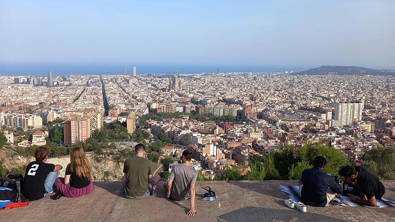 Der Journalist und Reiseführer-Autor Frank Feldmeier führt seine Leser auf den Turó de Rovira, von dem man einen herrlichen Ausblick auf Barcelona hat.