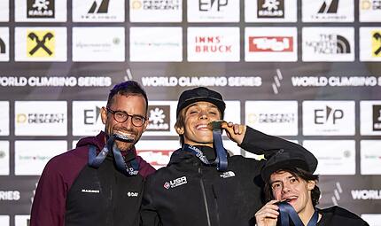 Der Kulmbacher Phil Hrozek belegte beim Kletter-Weltcup in Innsbruck den 2. Platz hinter Brayden Butler (Mitte) und vor Benjamin Mayforth (rechts). Der Kulmbacher Phil Hrozek belegte beim Kletter-Weltcup in Innsbruck den 2. Platz hinter Brayden Butler (Mitte) und vor Benjamin Mayforth (rechts).