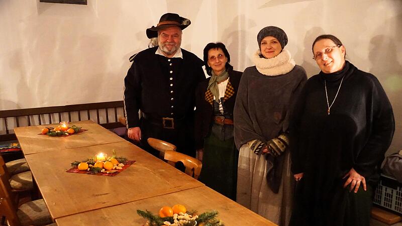 Peter Lorz und Mitglieder der Historischen Stadtwache Franken im weihnachtlich dekorierten Alten Kuhstall. Peter Lorz und Mitglieder der Historischen Stadtwache Franken im weihnachtlich dekorierten Alten Kuhstall.