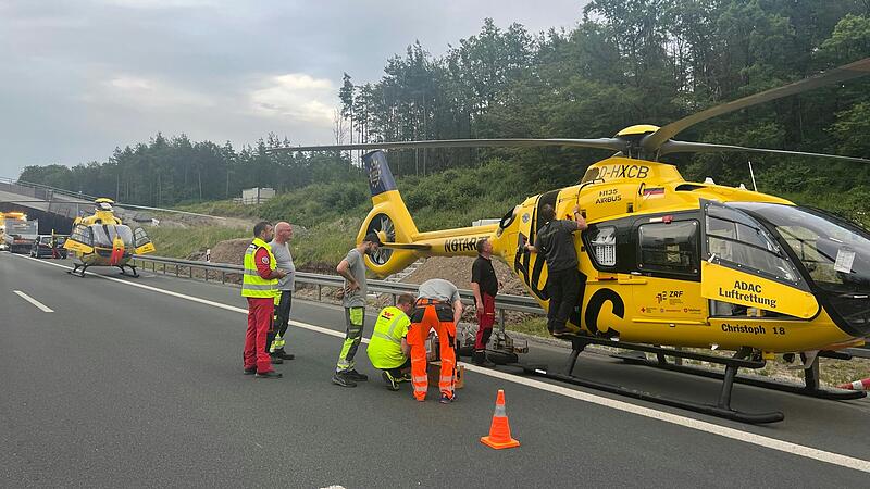 Weil der Rettungshubschrauber Christoph 18 (im Vordergrund) auf der A3 nicht mehr starten konnte, wurde in einer zweiten Maschine ein Techniker eingeflogen. Weil der Rettungshubschrauber Christoph 18 (im Vordergrund) auf der A3 nicht mehr starten konnte, wurde in einer zweiten Maschine ein Techniker eingeflogen.