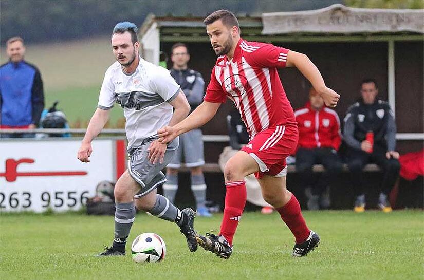 Max Döring, 26-jähriger Mittelfeldspieler der SG Lauenstein/Ebersdorf/Ludwigsstadt II (weiß), ist stolz auf seine Mannschaft, was er im Interview deutlich macht.