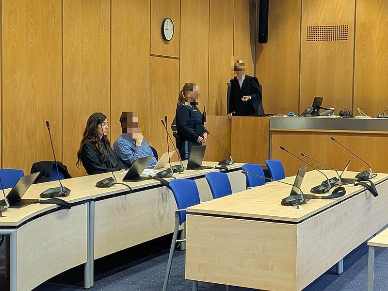 Der Angeklagte mit seiner Verteidigerin Janina Heeg am dritten Prozesstag.
