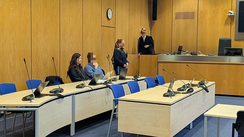 Der Angeklagte mit seiner Verteidigerin Janina Heeg am dritten Prozesstag.