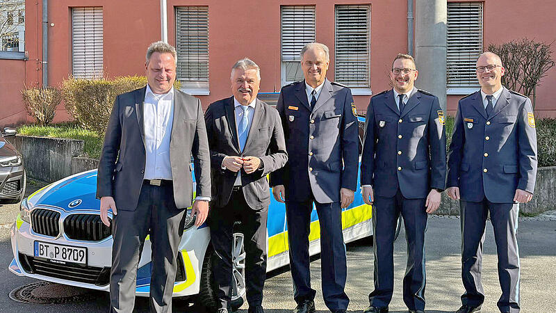 Seit 1. April hat Kulmbach einen neuen neuen Polizeichef. Unser Bild zeigt (von links) Oberb&uuml;rgermeister Ingo Lehmann, Landrat  Klaus Peter S&ouml;llner, Vorg&auml;nger Peter H&uuml;bner, Inspektionsleiter Jonas Krug und Polizeivizepr&auml;sident  Florian Mayer.