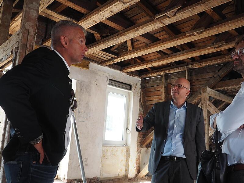 Architekt Stefan Buttler, neuer Eigentümer der Villa Carola, im Gespräch mit Oberbürgermeister  Dirk Vogel und Wirtschaftsförderer Sebastian M. Bünner.