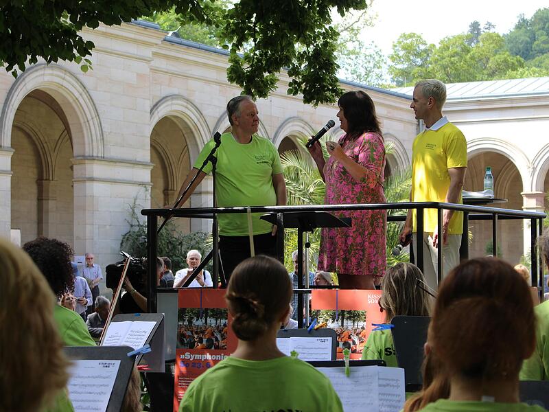 Susanne Will von der Saale-Zeitung mit Alexander Steinbeis (rechts) und Dirigent Sakari Oramo (links) beim Symphonic Mob 2024.