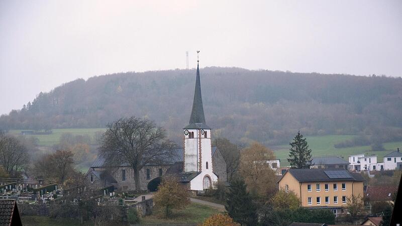 Die Pfarrkirche St. Anna in Schondra mit Pfarrhaus  und Friedhof. Sollte keine Kirchenverwaltung gefunden werden, könnte dies dramatische Folgen für Kirche und ihre Einrichtungen haben.
