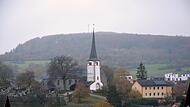 Die Pfarrkirche St. Anna in Schondra mit Pfarrhaus  und Friedhof. Sollte keine Kirchenverwaltung gefunden werden, könnte dies dramatische Folgen für Kirche und ihre Einrichtungen haben.