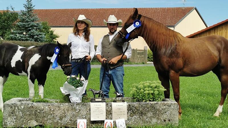 Sindy Jakowatz und Uwe Baier (Priesendorf) mit dem Siegerstutfohlen und die Siegerin der Veredler.