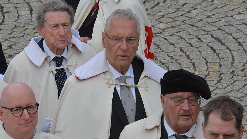Zum Ritterorden vom Heiligen Grab zu Jerusalem gehört, wie viele andere prominente Persönlichkeiten, so auch Bayerns Innenminister Joachim Hermann.