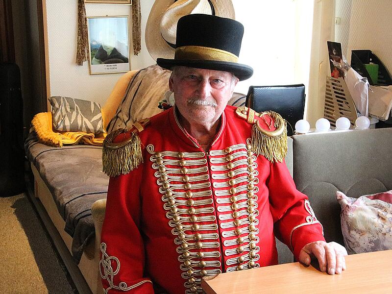 Ehe Frank leitet den Zirkus auch mit 84 Jahren noch souverän und mit viel Elan. Ehe Frank leitet den Zirkus auch mit 84 Jahren noch souverän und mit viel Elan.