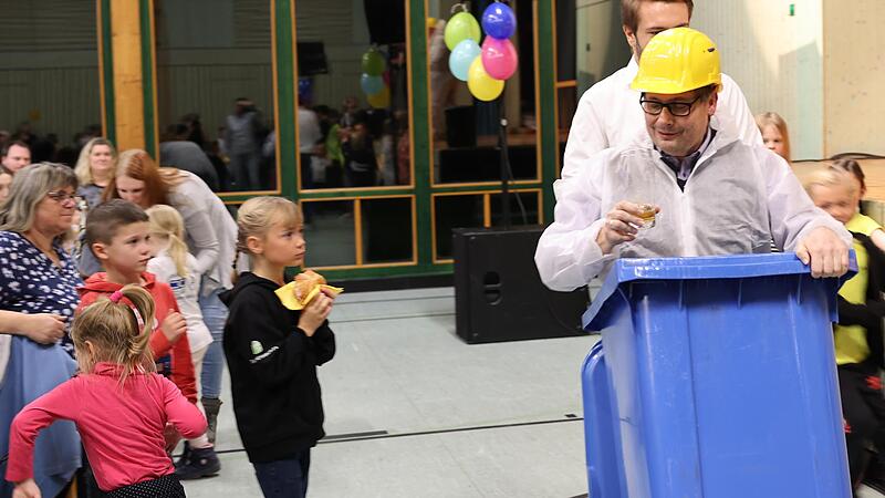 Finale Wettkampfrunde: Bürgermeister Roland Wolfrum in der blauen Tonne.