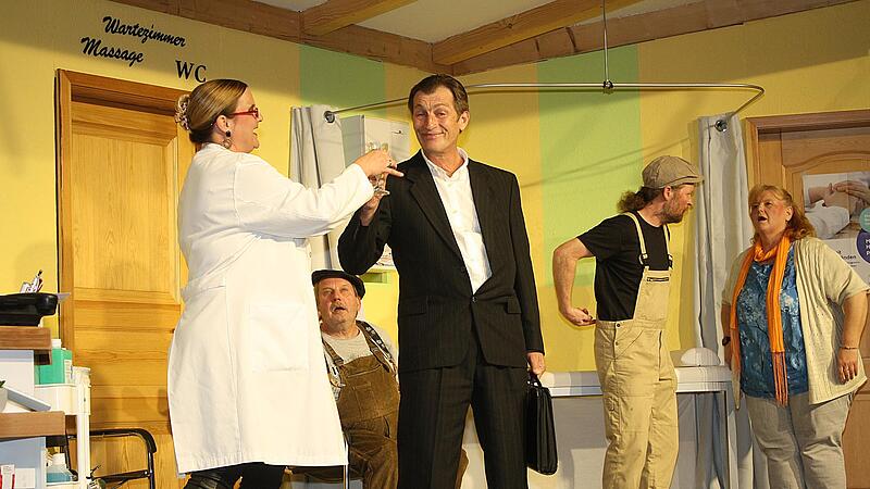 W&auml;hrend man mit solventen Privatpatienten schon mal ein Gl&auml;schen Sekt schl&uuml;rft, stehen Kassenpatienten eher hinten an.