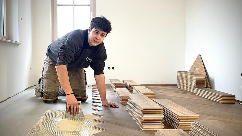 Mit Pr&auml;zision verteilt Nicolas den Parkettbodenkleber auf dem Untergrund.