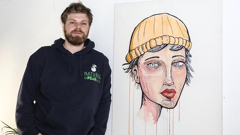 Die letzte von fünf bemalten Leinwänden versteckt Illustrator Andreas Woitzik am Freitag in Bamberg.