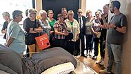 Projektleiter Johannes Seuffert erklärt den VdK-Frauenvertreterinnen im Haus 4.0 im Landratsamt Bad Kissingen die Einrichtung eines barrierefreien Schlafzimmers.