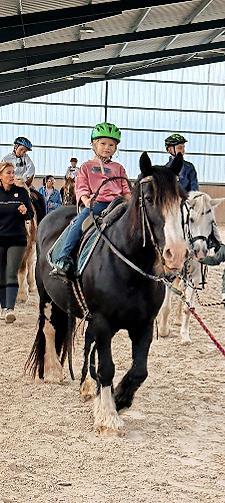 In der Reithalle durften die Kinder auch reiten.