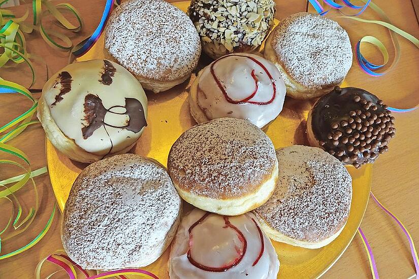 Krapfen geh&ouml;ren in Franken bis heute fest zum Faschingsbrauchtum. Bevor die karge Fastenzeit losgeht, wollte man sich noch einmal so richtig den Bauch vollschlagen. Da passen die in Fett ausgebackenen Hefeteige gut dazu.