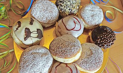 Krapfen geh&ouml;ren in Franken bis heute fest zum Faschingsbrauchtum. Bevor die karge Fastenzeit losgeht, wollte man sich noch einmal so richtig den Bauch vollschlagen. Da passen die in Fett ausgebackenen Hefeteige gut dazu.
