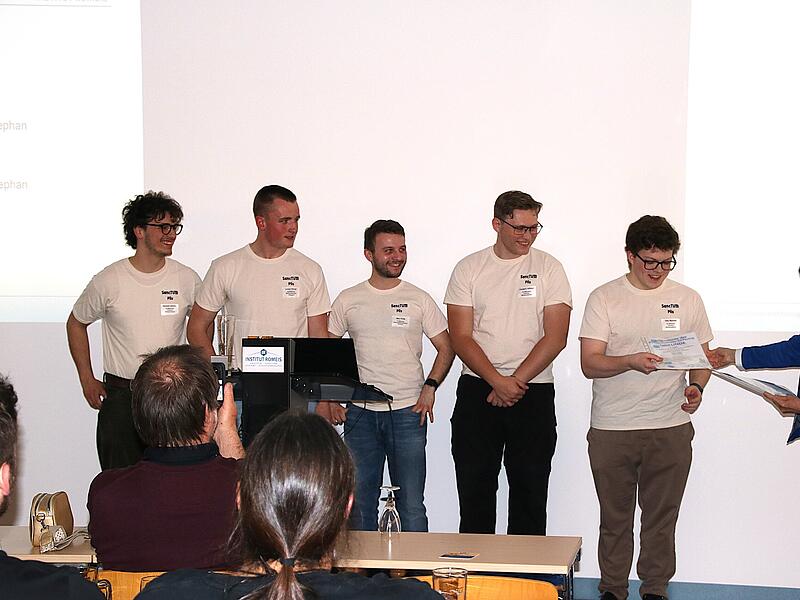 Brauwettbewerb am Institut Romeis Der zweite Platz ging an das Team des Lehrstuhls für Brau- und Getränketechnologie der Technischen Universität München und ihr „SancTUM Pils“.