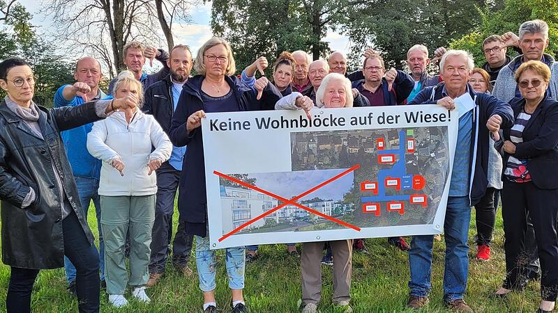 &bdquo;Keine Wohnbl&ouml;cke auf der Wiese!&ldquo; Diese Mangersreuther wollen das Bauvorhaben verhindern.