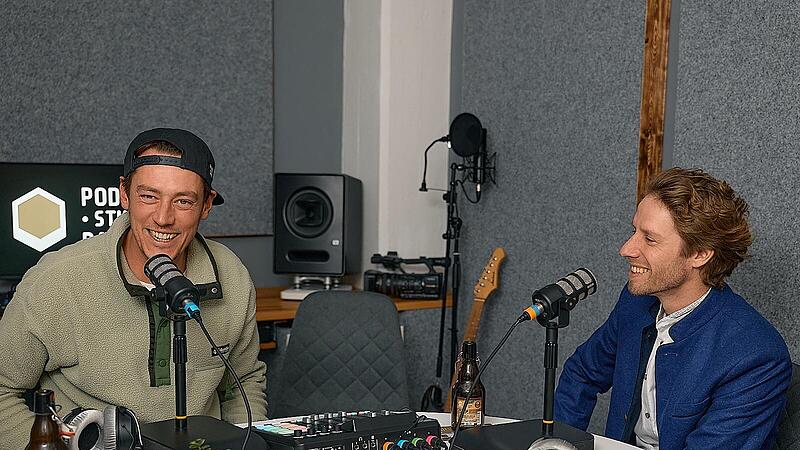 Jonas Ochs (l.) und Sebastian Niedermayer (r.). Die Hosts des neuen Podcasts "Bamberg Bassd Scho!".