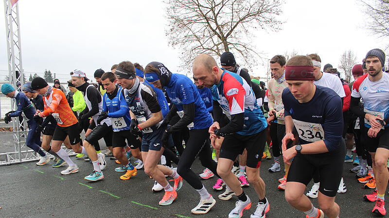 Gespannte Augenblicke vor dem Startschuss des Hauptlaufs. Insgesamt 303 Teilnehmerinnen und Teilnehmer waren dabei.
