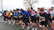 Gespannte Augenblicke vor dem Startschuss des Hauptlaufs. Insgesamt 303 Teilnehmerinnen und Teilnehmer waren dabei.