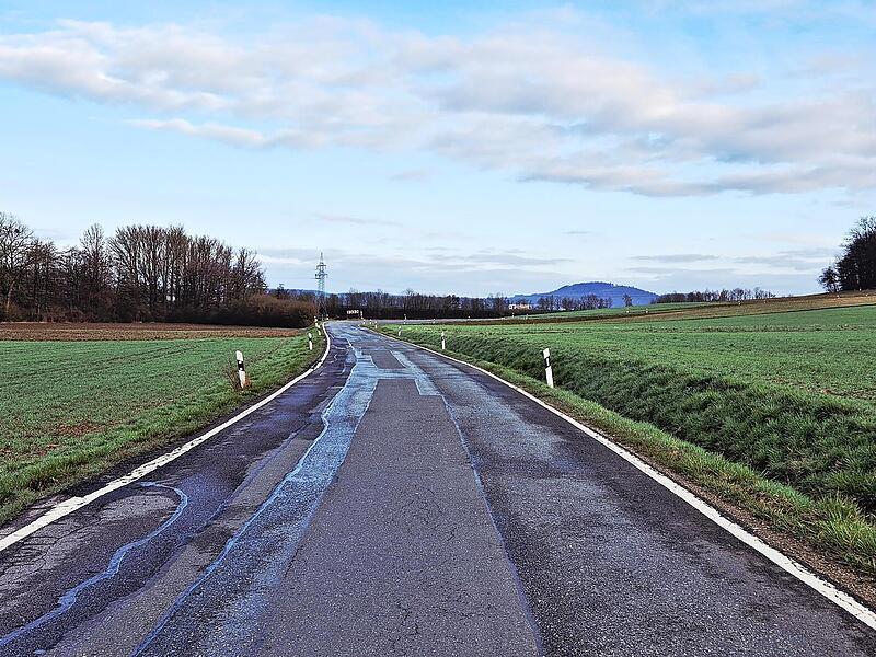 Wie geht es mit der „alten“ Straße von Prächting nach Ebensfeld weiter? Diese und noch einige andere Fragen beantwortete Bürgermeister Bernhard Storath in der Bürgerversammlung in Prächting. Wie geht es mit der „alten“ Straße von Prächting nach Ebensfeld weiter? Diese und noch einige andere Fragen beantwortete Bürgermeister Bernhard Storath in der Bürgerversammlung in Prächting.