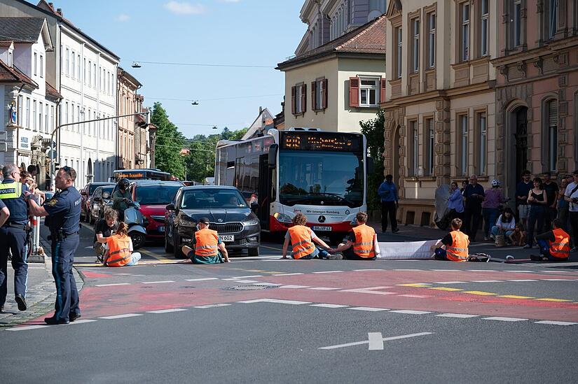 Klimakleber blockieren Verkehr in Bamberg