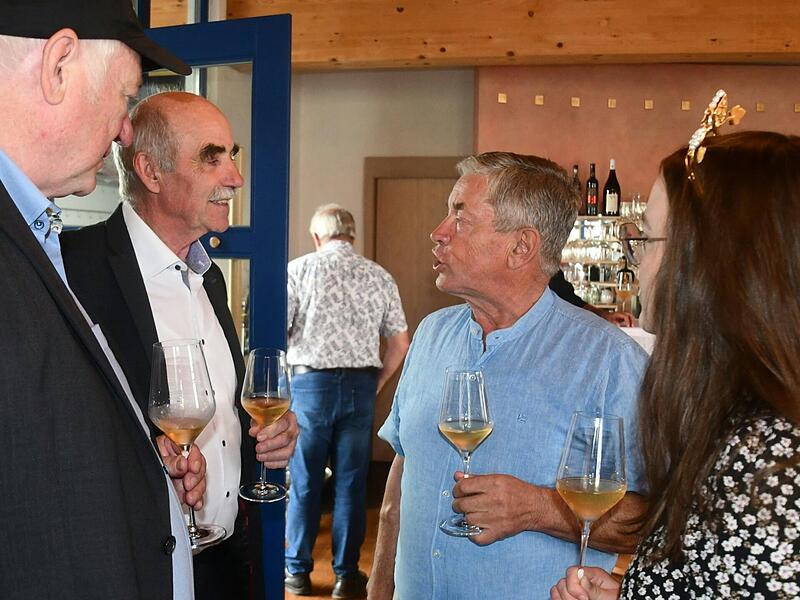 Hermann Schmitt (von links) und Artur Steinmann vom Fränkischen Weinbauverband gratulierten Gerhard Roth ebenso zum Jubiläum wie die Fränkische Weinkönigin Lisa Lehritter. Hermann Schmitt (von links) und Artur Steinmann vom Fränkischen Weinbauverband gratulierten Gerhard Roth ebenso zum Jubiläum wie die Fränkische Weinkönigin Lisa Lehritter.