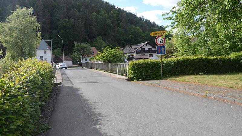 Die Brücke in Knellendorf über die Haßlach wird einer neuen Brücke weichen. Es soll keine Einschränkungen für eine Nutzlast über 12 Tonnen und keinen Einbahnverkehr mehr geben. Links und rechts werden Gehwege entstehen.