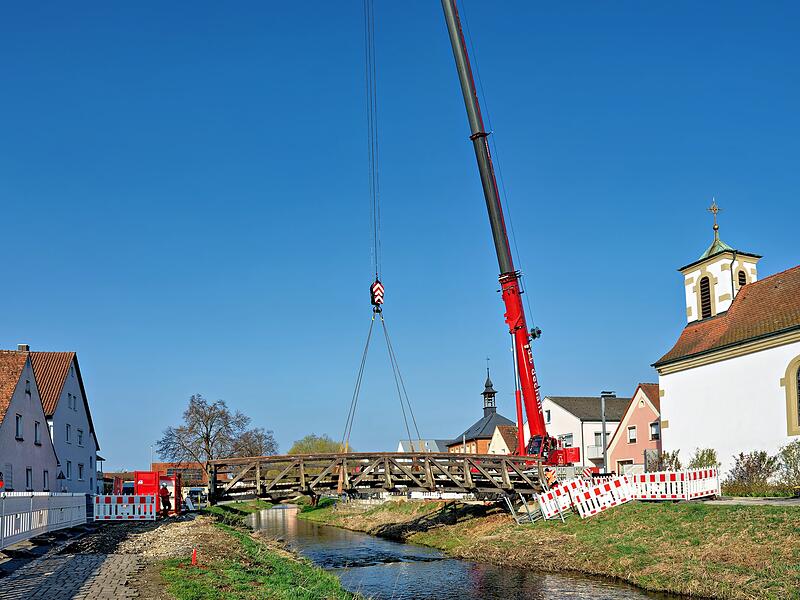 Weil sie marode ist, muss die Holzbr&uuml;cke in Gundelsheim abgerissen werden.