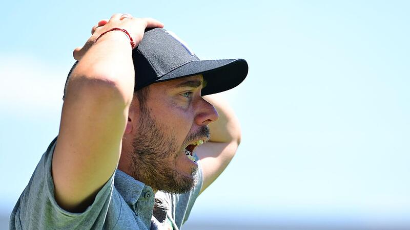 Konnte (noch) nicht zufrieden sein mit seiner Elf nach der 0:2-Niederlage beim SSV Jahn Regensburg II: Andi Baumer, Trainer der DJK Don Bosco Bamberg