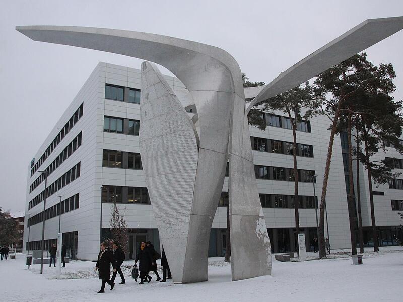 Der K&uuml;nstler Daniel Libeskind hat f&uuml;r die Siemens-Standorte M&uuml;nchen, Berlin, Mailand und Erlangen vier unterschiedliche Versionen seiner &bdquo;Fl&uuml;gel&ldquo;-Skulptur geschaffen.