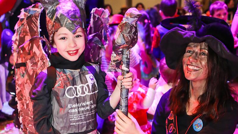 Valeria Martel bekam 2020 von BR-Redakteurin Dagmar Besand den Hauptpreis im Zeitungskostüm-Wettbewerb: Sie wurde als dunkle Disney-Fee Maleficent von allen bewundert. Valeria Martel bekam 2020 von BR-Redakteurin Dagmar Besand den Hauptpreis im Zeitungskostüm-Wettbewerb: Sie wurde als dunkle Disney-Fee Maleficent von allen bewundert.