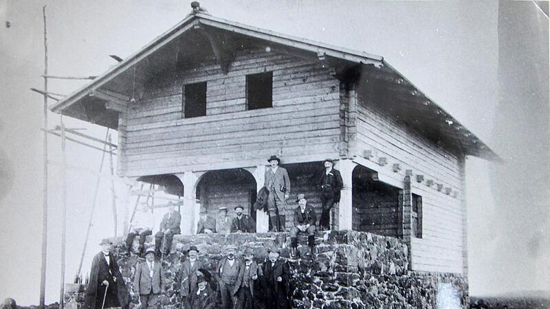Die Kissinger Hütte auf dem Feuerberg während der Bauphase im Sommer 1914. Mit großem Aufwand musste das Baumaterial auf den Berg transportiert werden. Die Kissinger Hütte auf dem Feuerberg während der Bauphase im Sommer 1914. Mit großem Aufwand musste das Baumaterial auf den Berg transportiert werden.