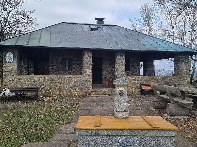 Die Alexandrinenhütte des Thüringerwald-Vereins Coburg befindet sich auf der Sennigshöhe bei Meeder.