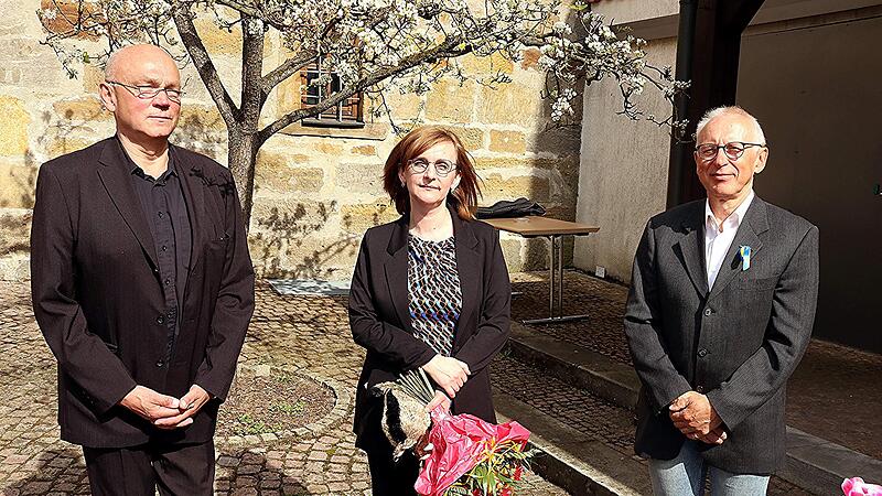 Die Neue der Ha&szlig;berg-Kliniken in die Mitte genommen: Dr. Klaus Riedel, Chef&auml;rztin Gabriella Slugotska, Ants Lohmus (von links).