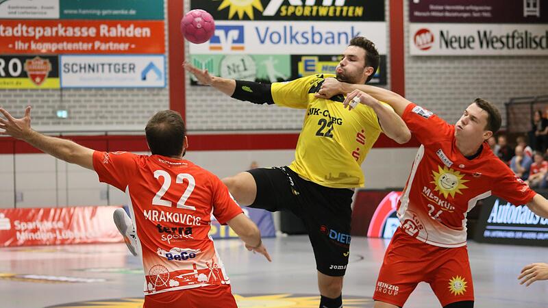 Fynn Herzig (am Ball) traf nur vier seiner elf Versuche und hatte gegen eine starke Lübbecker Abwehr einen schweren Stand. In dieser Szene wird er von Sven Weßeling (re.) attackiert, Fynn Herzig (am Ball) traf nur vier seiner elf Versuche und hatte gegen eine starke Lübbecker Abwehr einen schweren Stand. In dieser Szene wird er von Sven Weßeling (re.) attackiert,