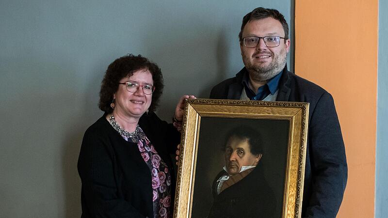 Isolde Kalter (stellvertretende Leiterin der Landesbibliothek Coburg) und Christian Boseckert als Leiter der St&auml;dtischen Sammlungen Coburg, freuen sich &uuml;ber eine Schenkung &ndash; das gemalte Portr&auml;t von Johann Andreas Ortloff.. Seit 1803 war Ortloff Po...