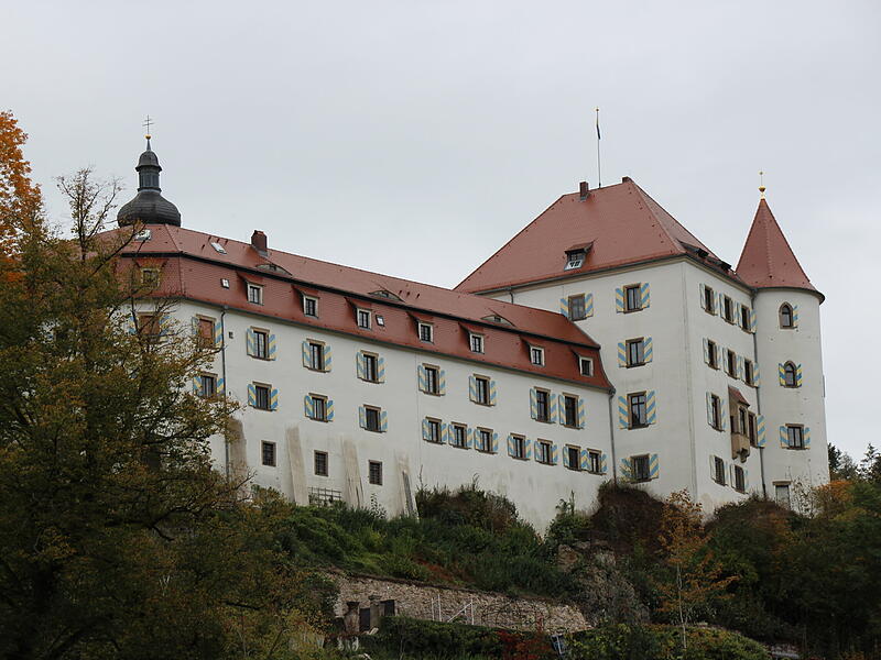 Schloss Neuguttenberg thront heute noch &uuml;ber dem gleichnamigen &Ouml;rtchen Guttenberg.