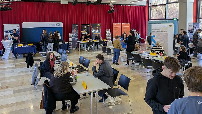 Bei der Berufsinfob&ouml;rse des M&uuml;nnerst&auml;dter Gymnasiums informierten sich Sch&uuml;lerinnen und Sch&uuml;ler &uuml;ber verschiedene Berufsfelder.