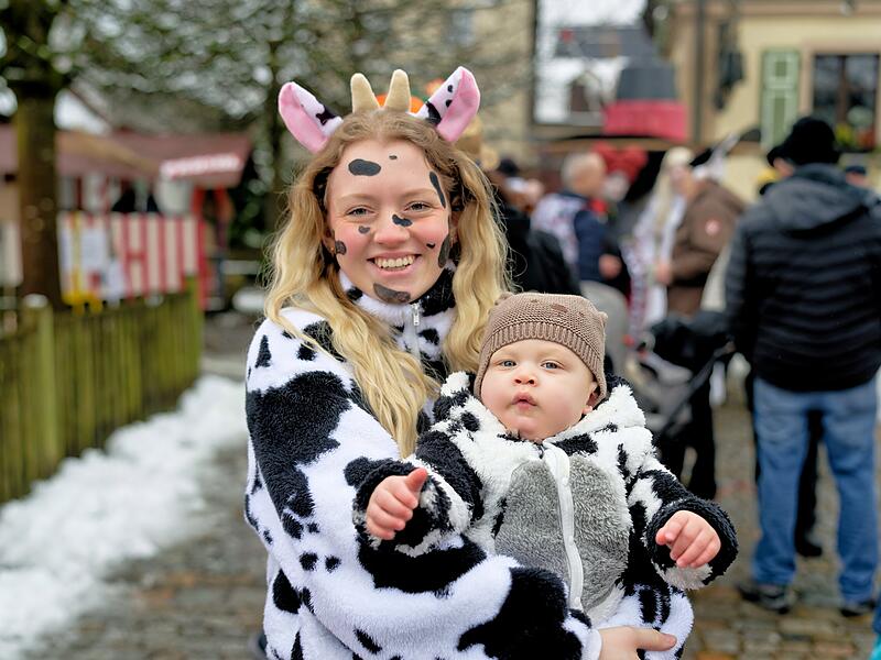 Trotz Schneefall herrschte beim Kinderfaschingsumzug in Ro&szlig;dorf eine super Stimmung.