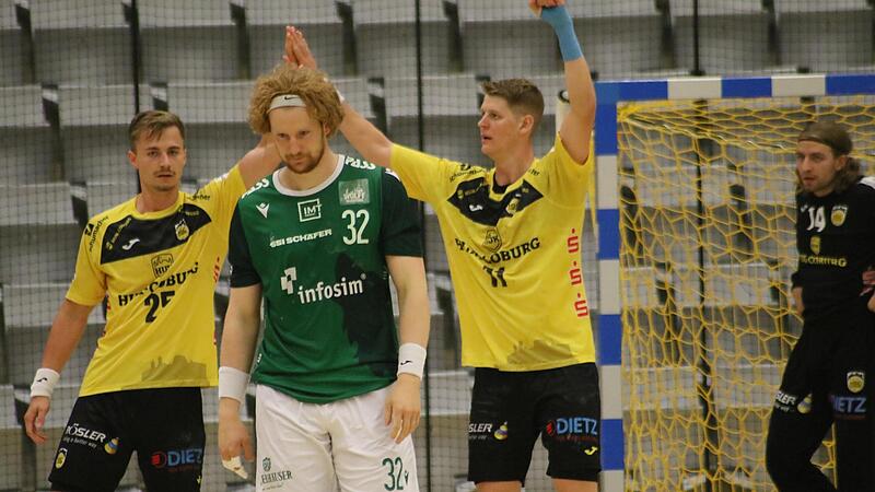 Ein Bild mit Symbolcharakter am Freitagabend: Während der Würzburger Linus Geis bedröppelt dreinschaut, machen sich die Coburger Jakob Knauer (links) und Neu-Kreisläufer Viktor Glatthard heiß. Ein Bild mit Symbolcharakter am Freitagabend: Während der Würzburger Linus Geis bedröppelt dreinschaut, machen sich die Coburger Jakob Knauer (links) und Neu-Kreisläufer Viktor Glatthard heiß.