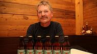 Gerhard Hahn mit dem Bier, das nach dem Rezept seines Vater gebraut wird – viele Jahre nach dessen Tod.