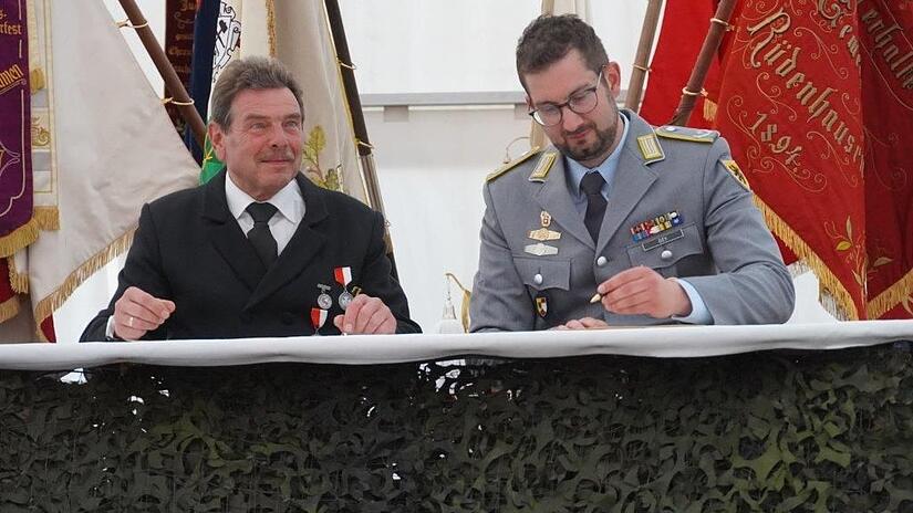 Bürgermeister Gerhard Ackermann unterzeichnet gemeinsam mit Kompaniechef Major Joachim Dey die Jubiläumsurkunde. Bürgermeister Gerhard Ackermann unterzeichnet gemeinsam mit Kompaniechef Major Joachim Dey die Jubiläumsurkunde.