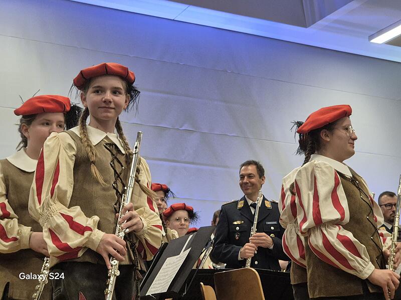 Die Jungmusikerinnen und -musiker spielten in der zweiten Konzerthälfte zusammen mit den Profis. Die Jungmusikerinnen und -musiker spielten in der zweiten Konzerthälfte zusammen mit den Profis.