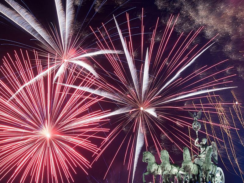 Das Feuerwerk geh&ouml;rt in Deutschland f&uuml;r viele zur Silvesterparty dazu.