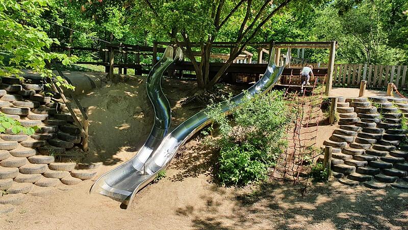 Er gilt als einer der sch&ouml;nsten Spielpl&auml;tze im Landkreis, der Waldspielplatz der Lebenshilfe am John-F.-Kennedy-Ring in Forchheim. Eine Besonderheit ist die Rutsche.Forchheim & Fr&auml;nkische Schweiz